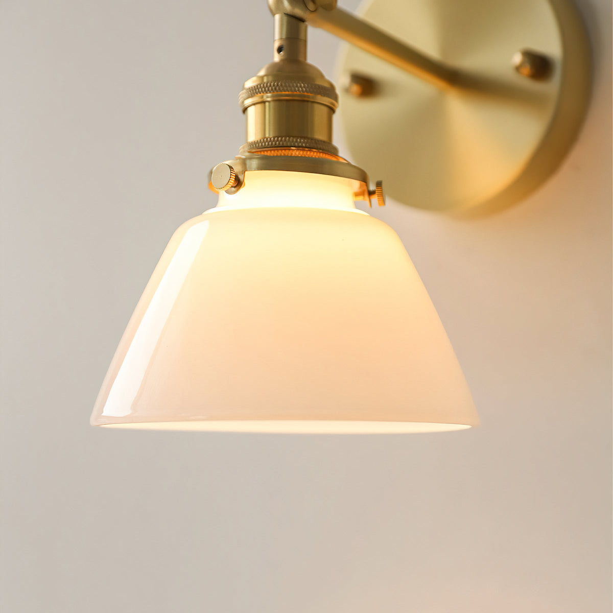 Viraorine vägglampa