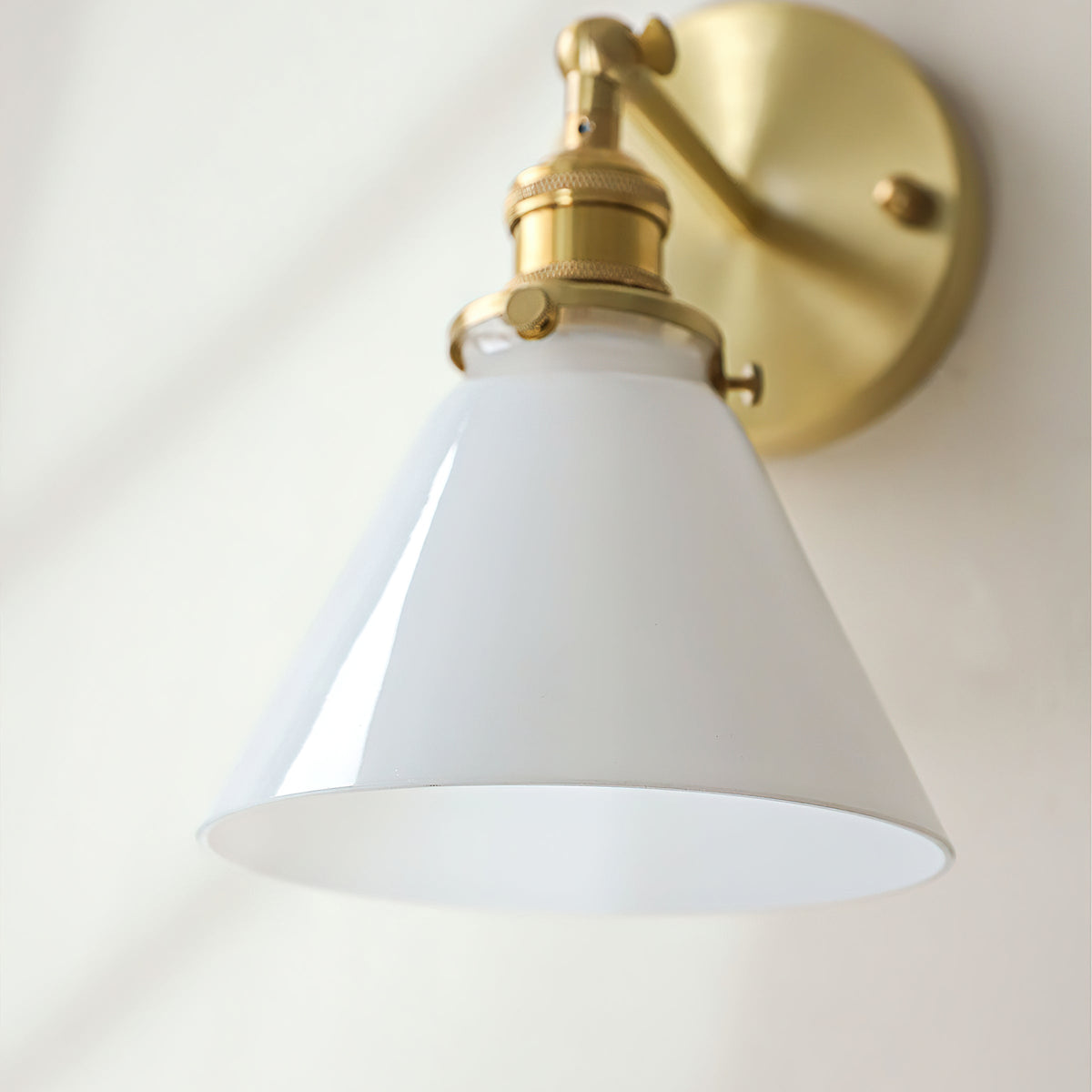 Viraorine vägglampa