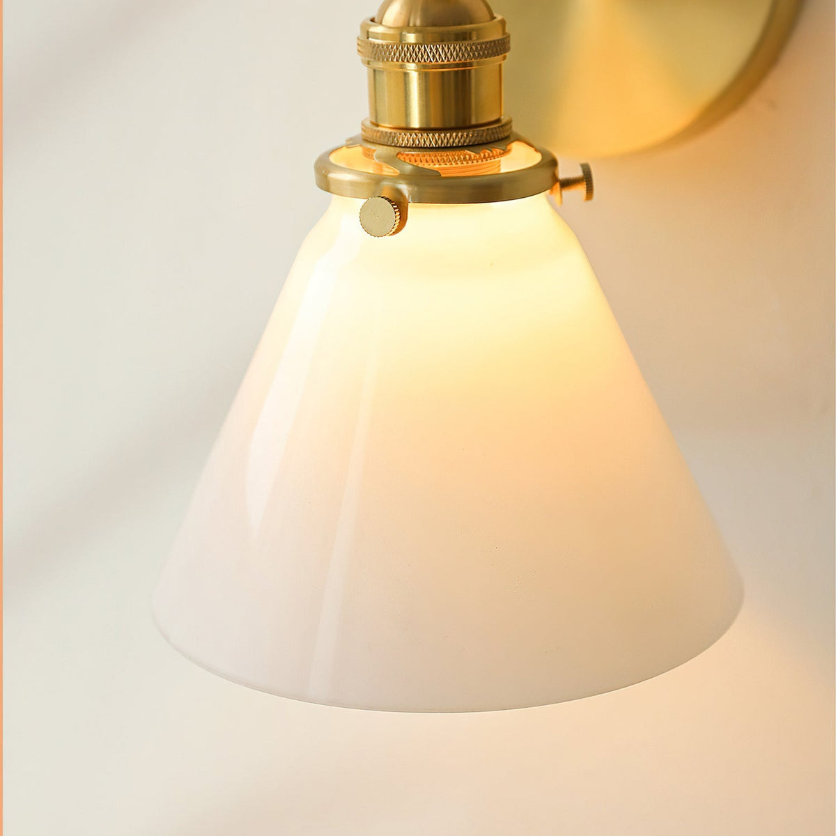 Viraorine vägglampa
