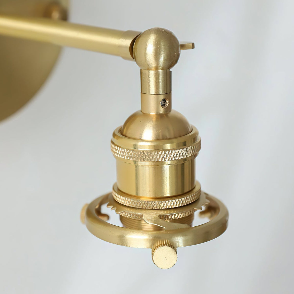 Viraorine vägglampa
