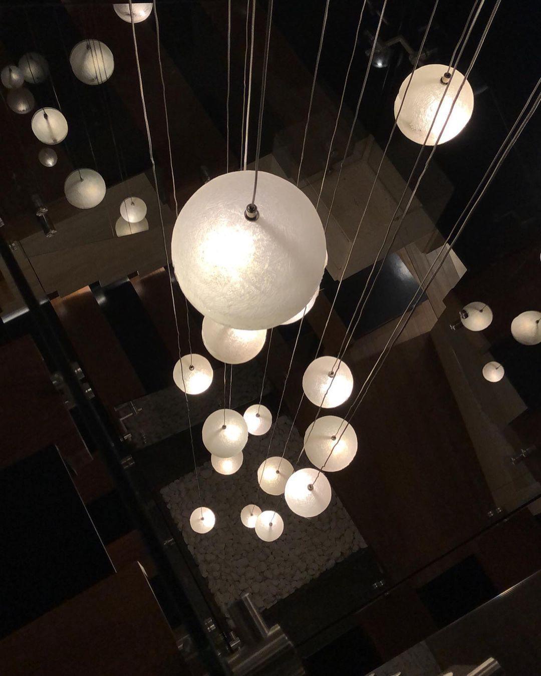 Sel futuristisk pendellampa