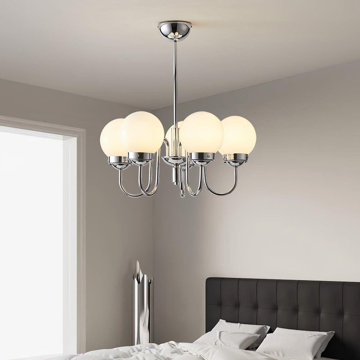 Candelabro Dostor com globos, acabamento cromado e braços curvos