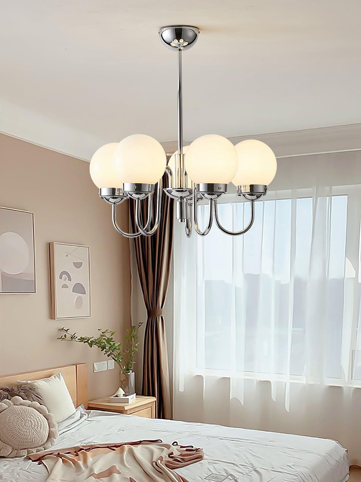 Candelabro Dostor com globos, acabamento cromado e braços curvos