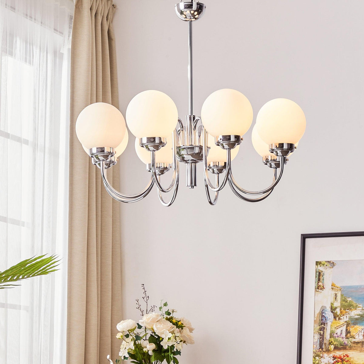 Candelabro Dostor com globos, acabamento cromado e braços curvos
