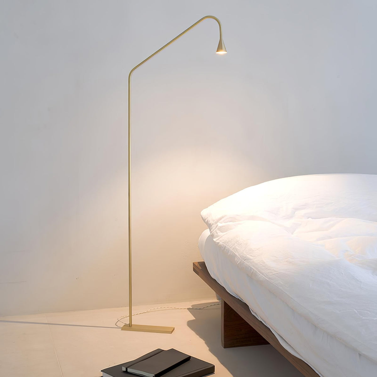 Candeeiro de pé Arc moderno dourado