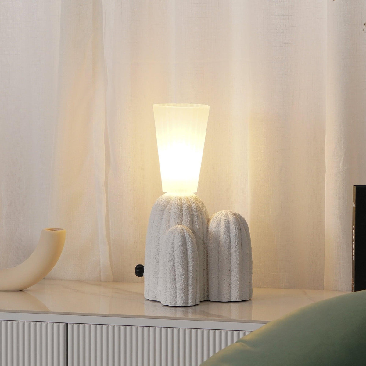 Soreny kunstnerisk bordlampe i resin