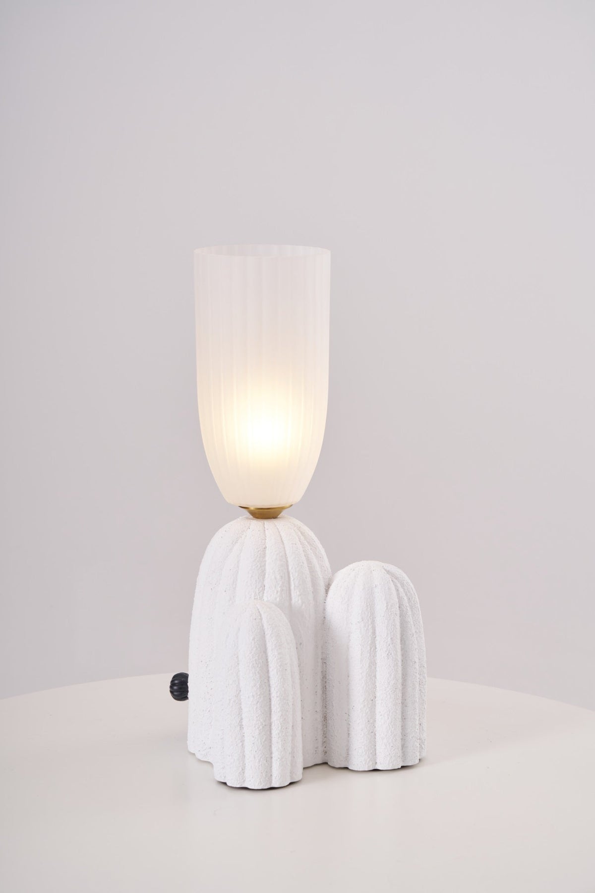 Soreny kunstnerisk bordlampe i resin