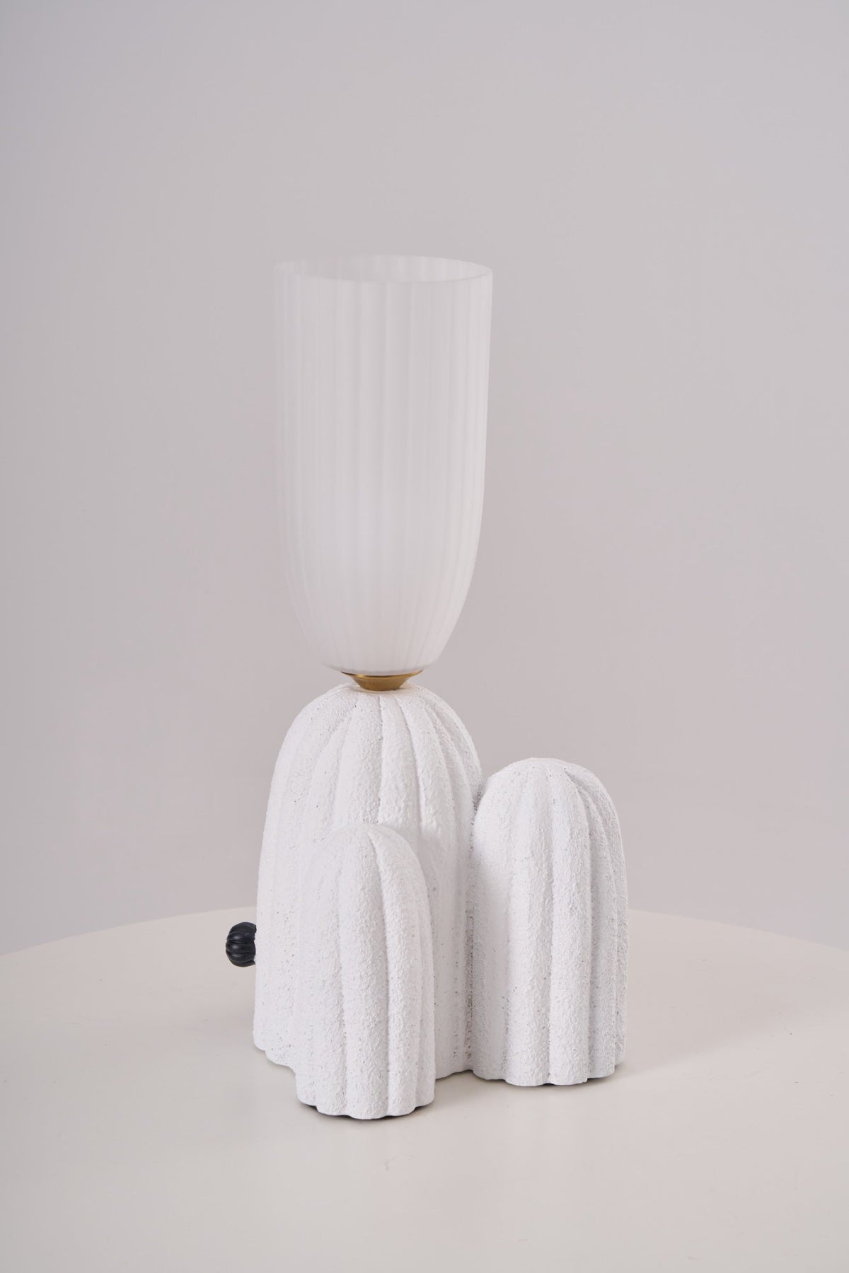 Soreny kunstnerisk bordlampe i resin