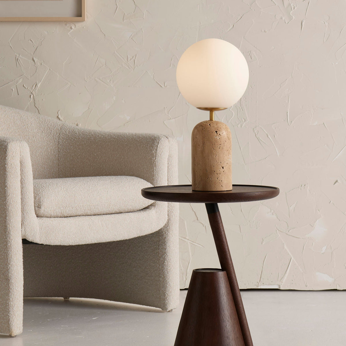 Nuvor-bordlampe i travertin