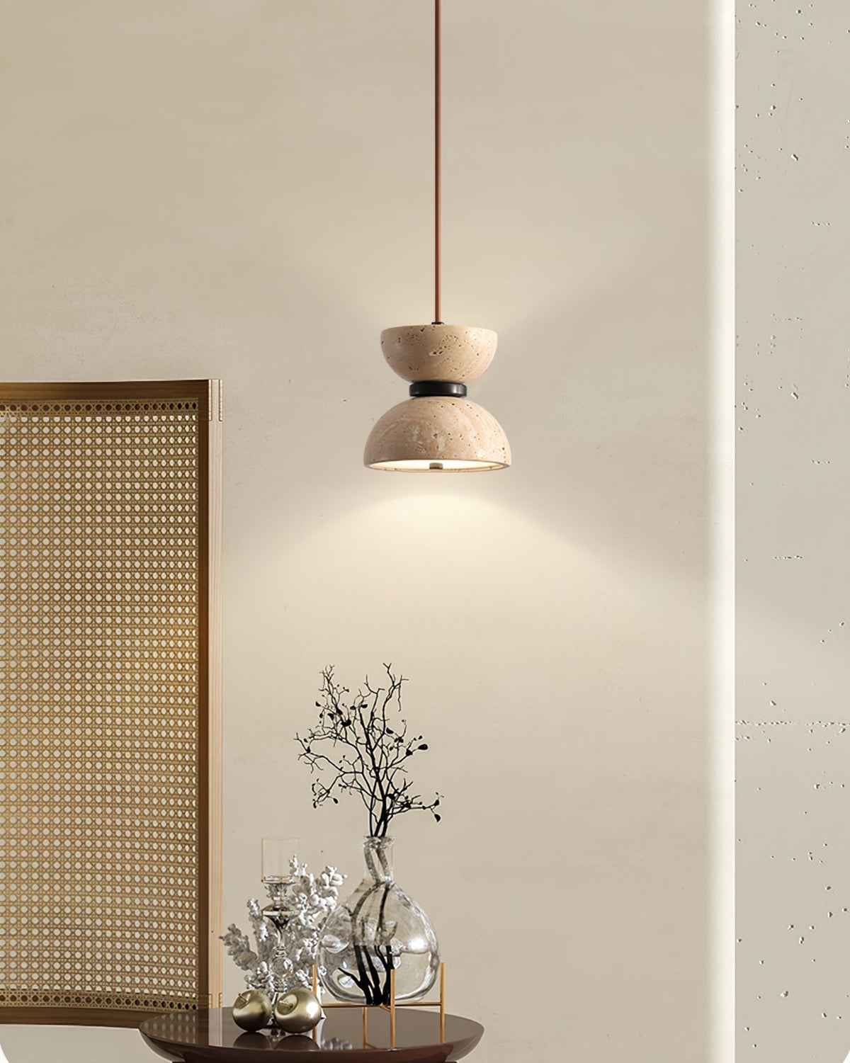 Tersus pendel i travertin med timeglasdesign og dobbeltkuppel