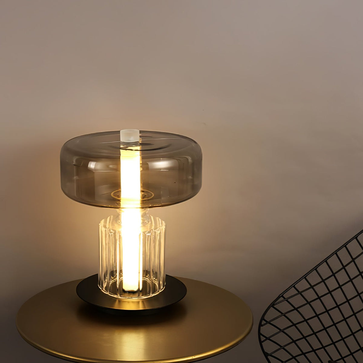 Svora modern bordslampa i glas