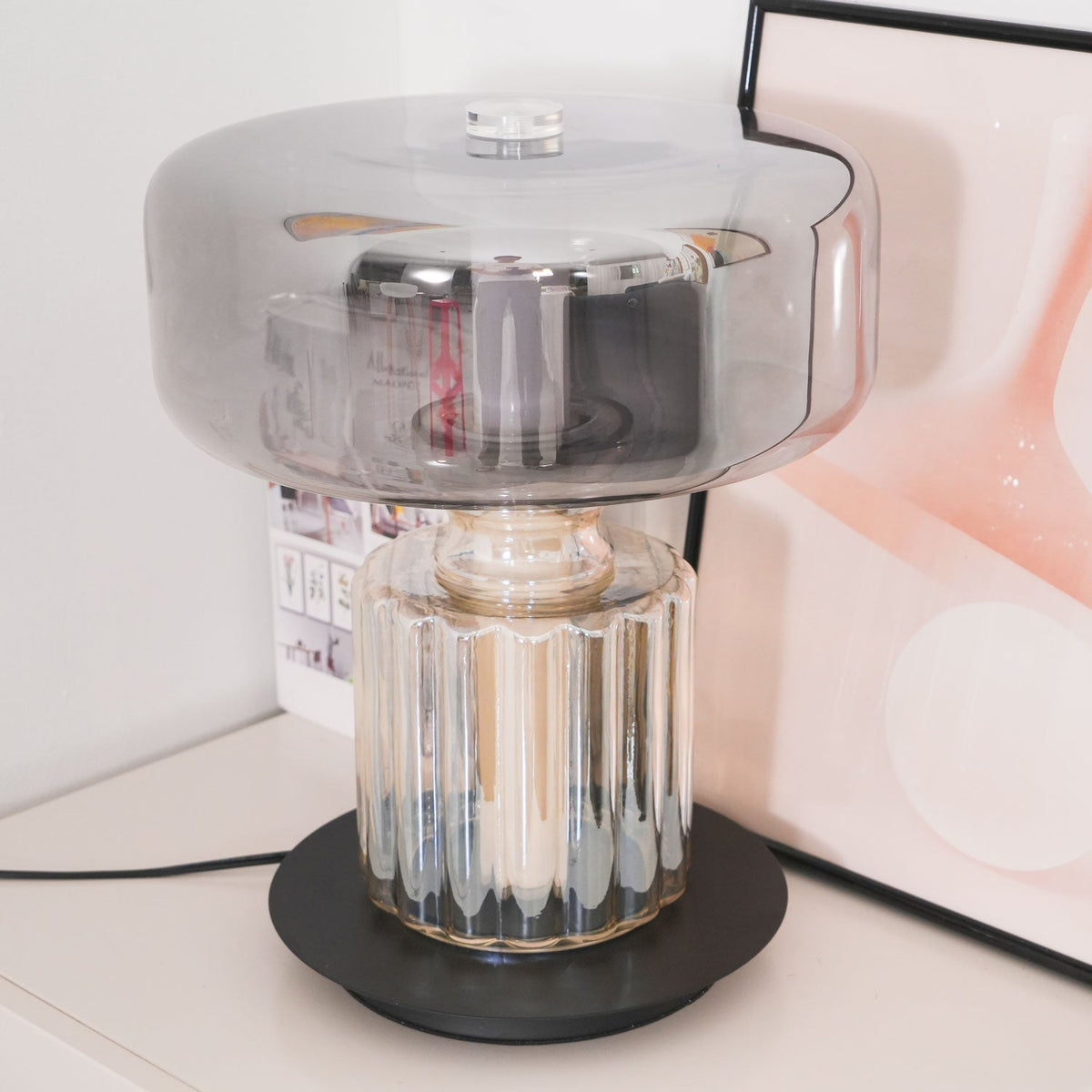 Svora modern bordslampa i glas