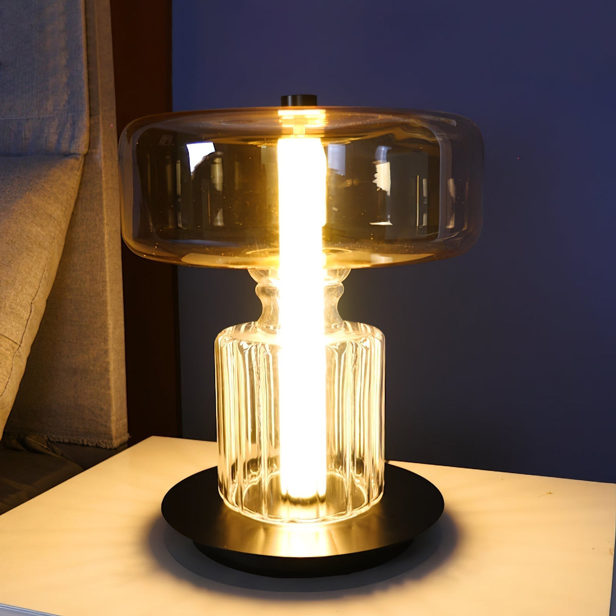 Svora modern bordslampa i glas