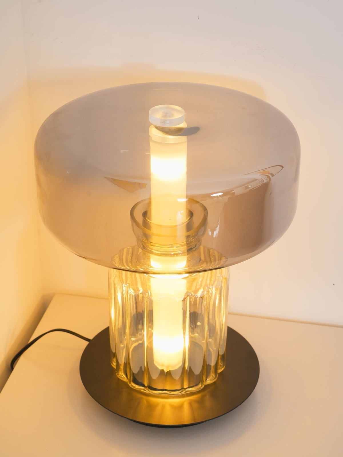 Svora modern bordslampa i glas
