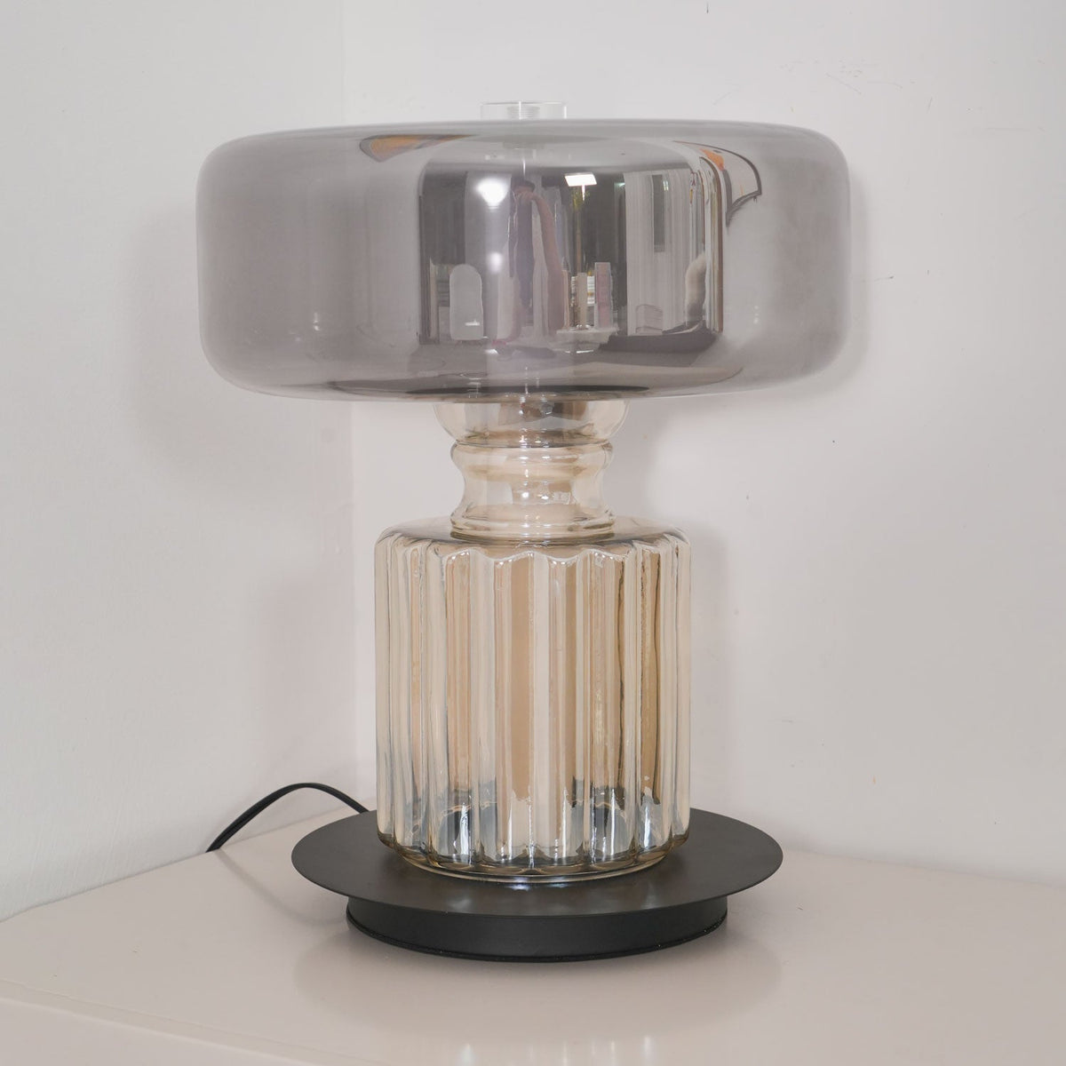 Svora modern bordslampa i glas