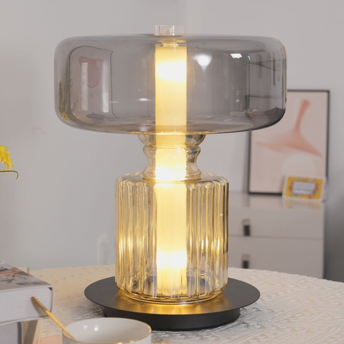 Svora modern bordslampa i glas