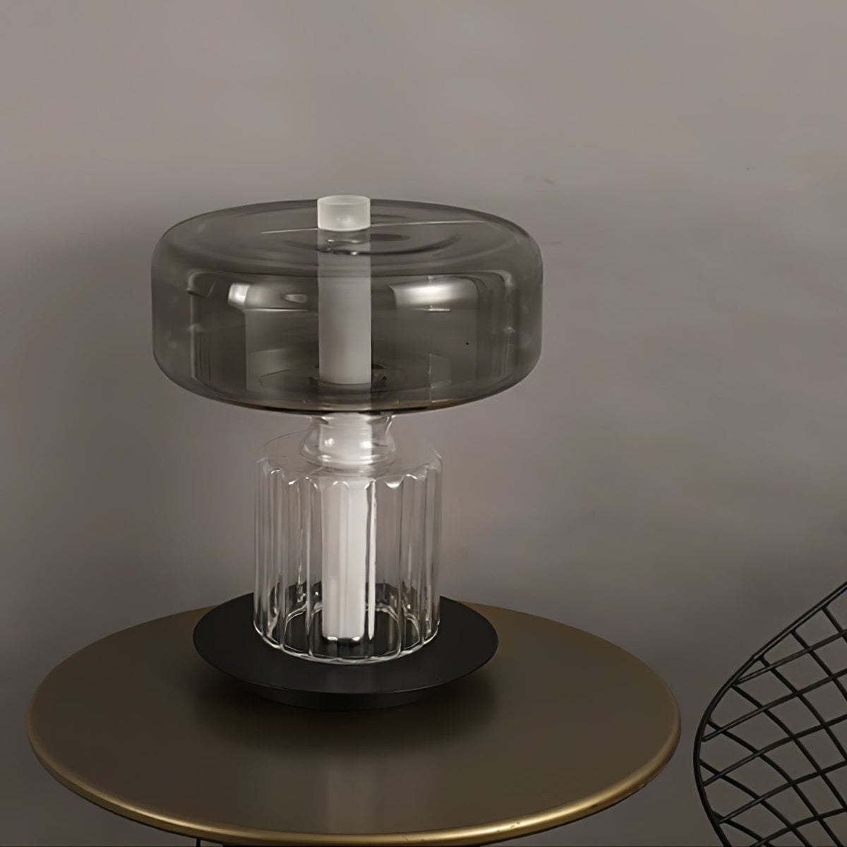 Svora modern bordslampa i glas