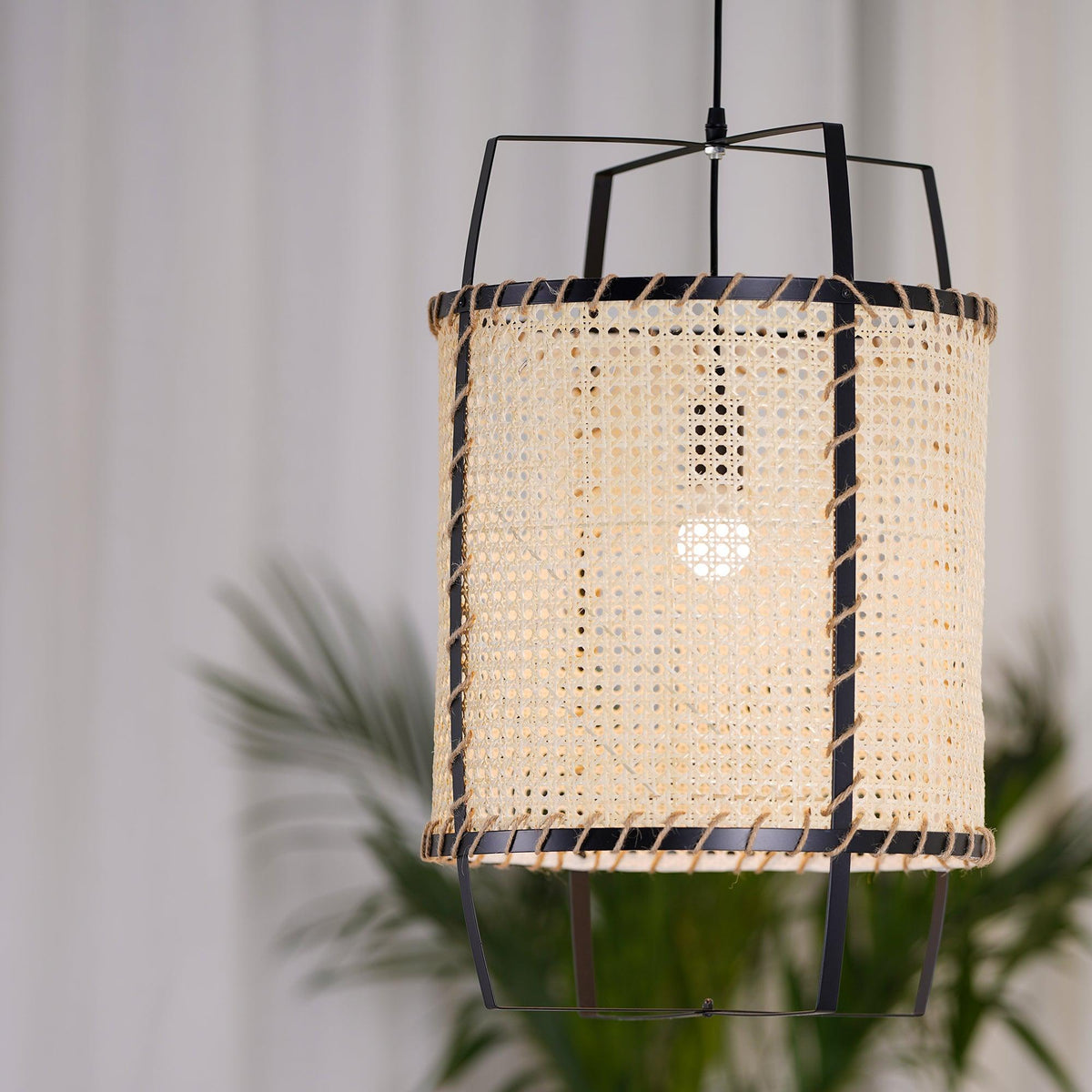Kevis industriel pendellampe med ramme i rattan og spanskrør