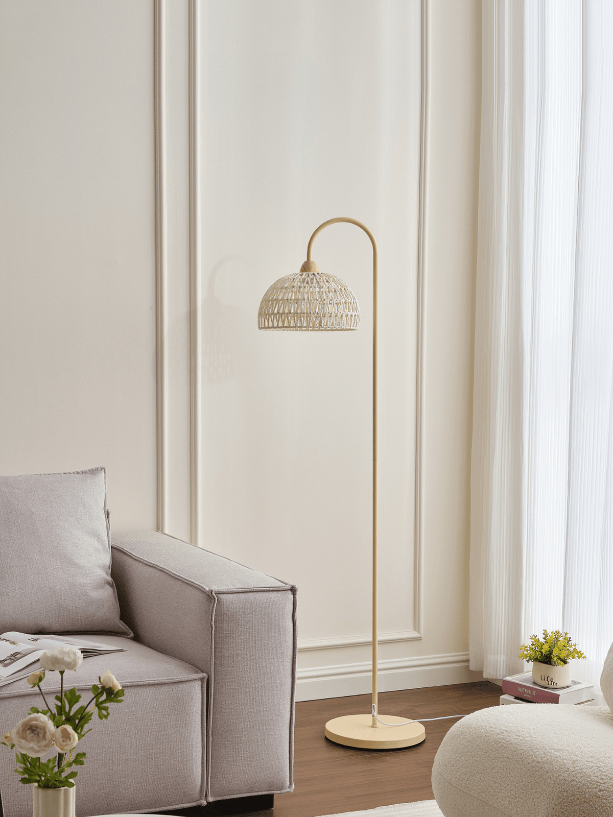 Tor-minimalistinen lattiavalaisin