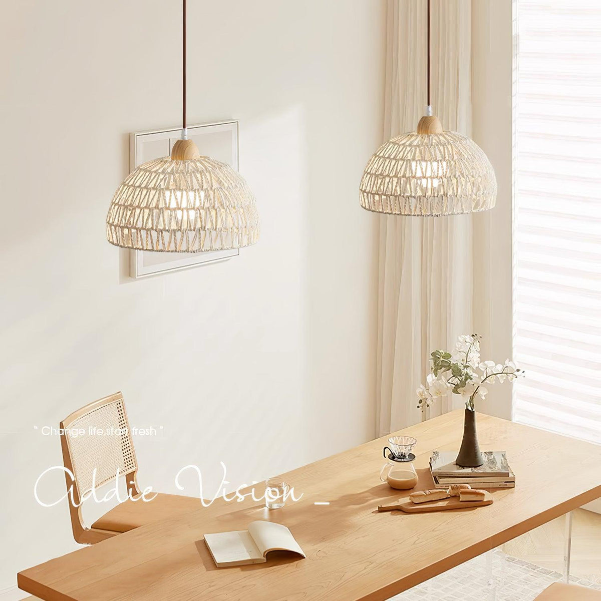 Calyran hengilampi úr rattan og við