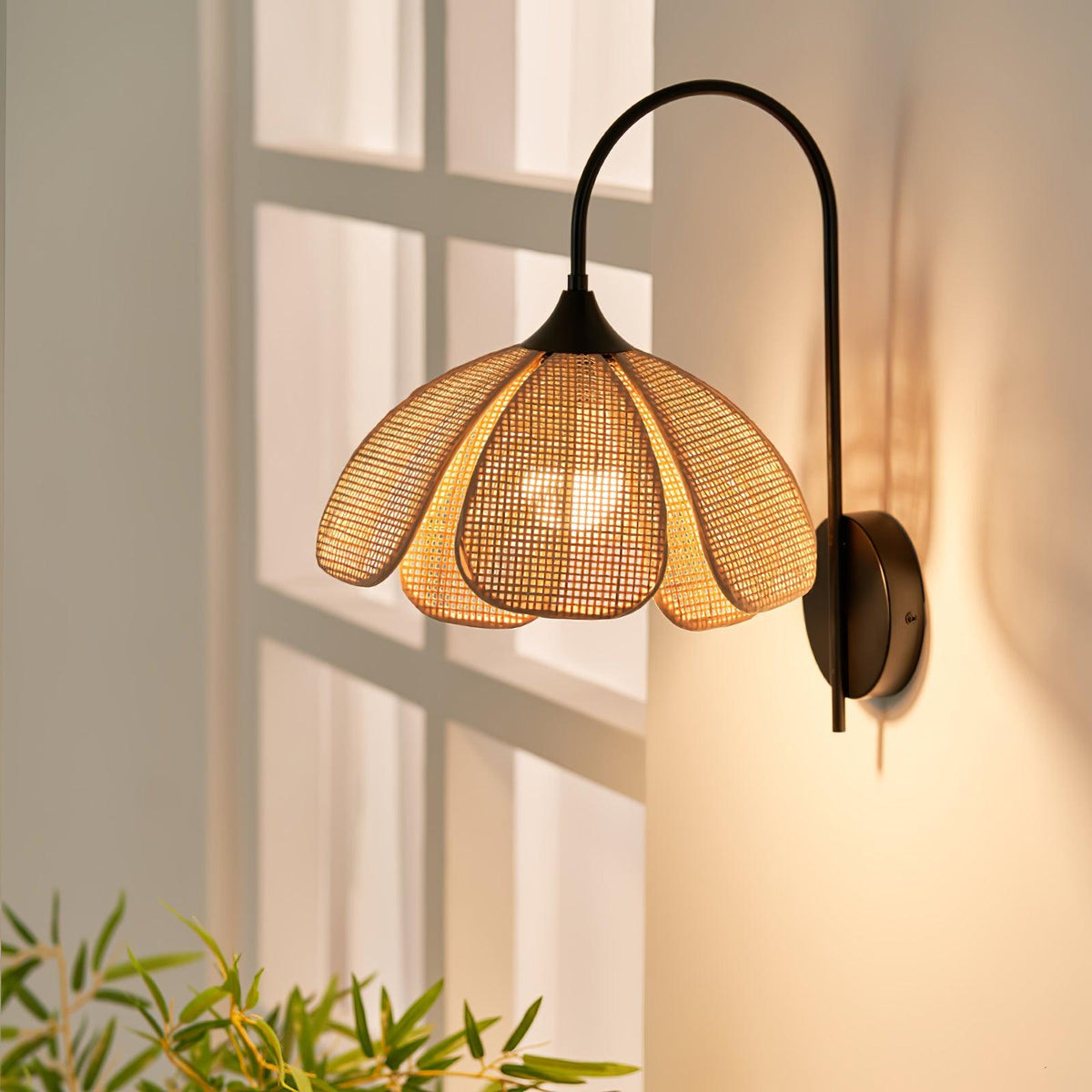 Candeeiro de parede de rattan com pétalas naturais e elegância Zevelia
