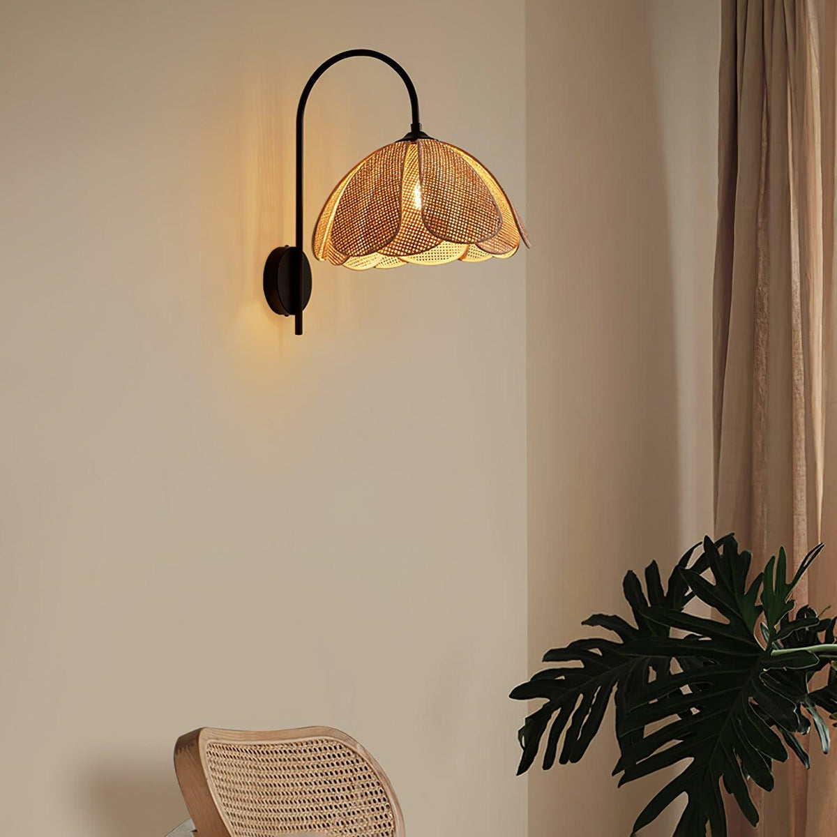 Candeeiro de parede de rattan com pétalas naturais e elegância Zevelia