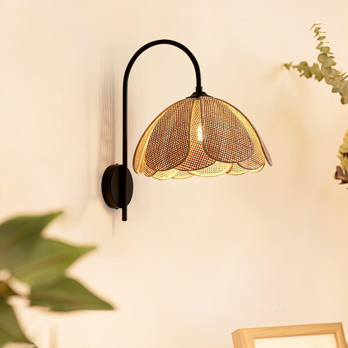 Candeeiro de parede de rattan com pétalas naturais e elegância Zevelia