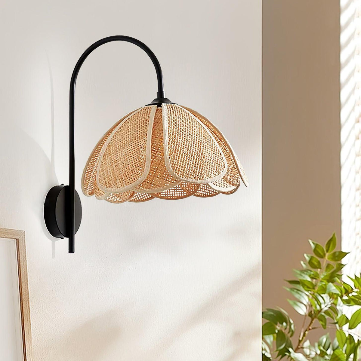 Candeeiro de parede de rattan com pétalas naturais e elegância Zevelia