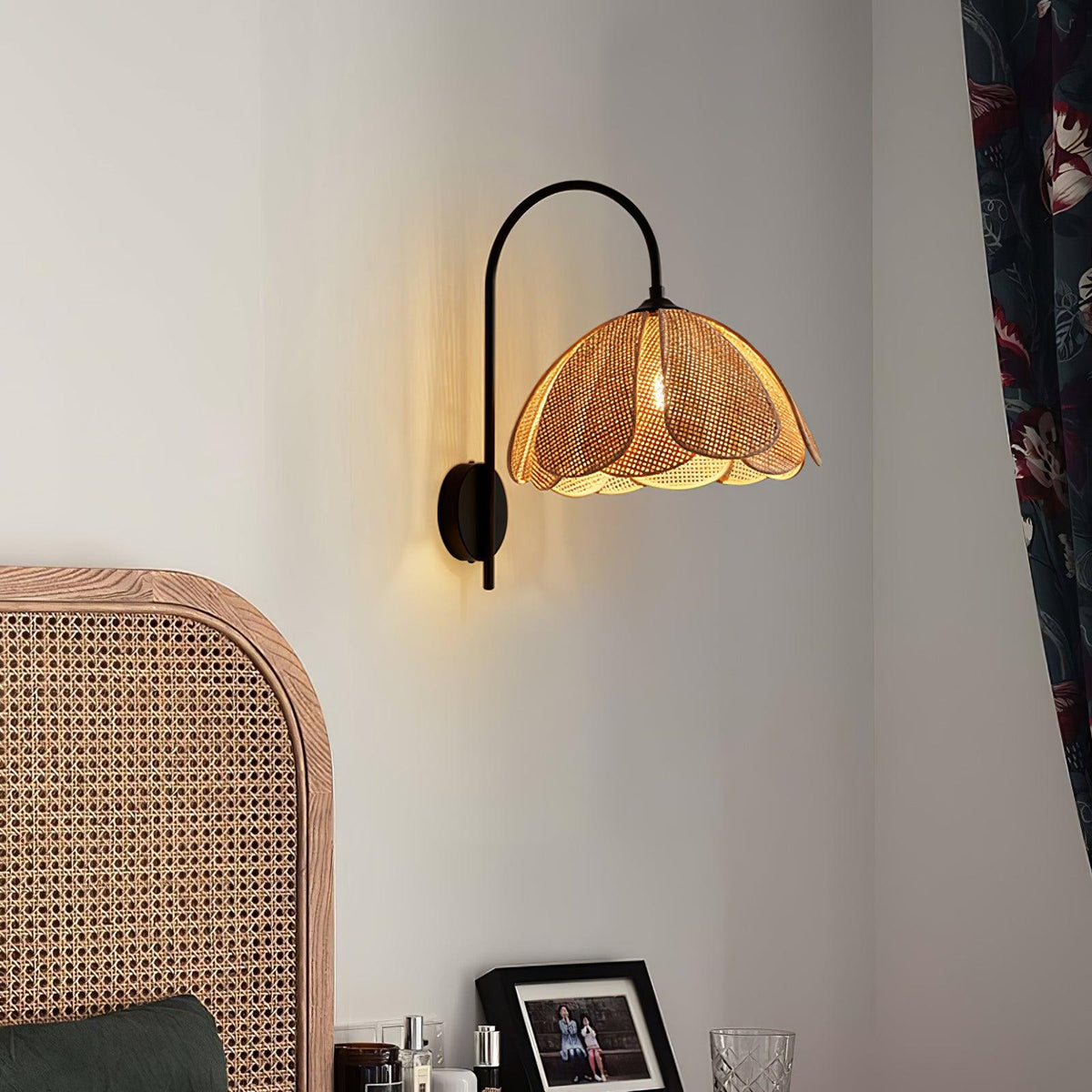 Candeeiro de parede de rattan com pétalas naturais e elegância Zevelia