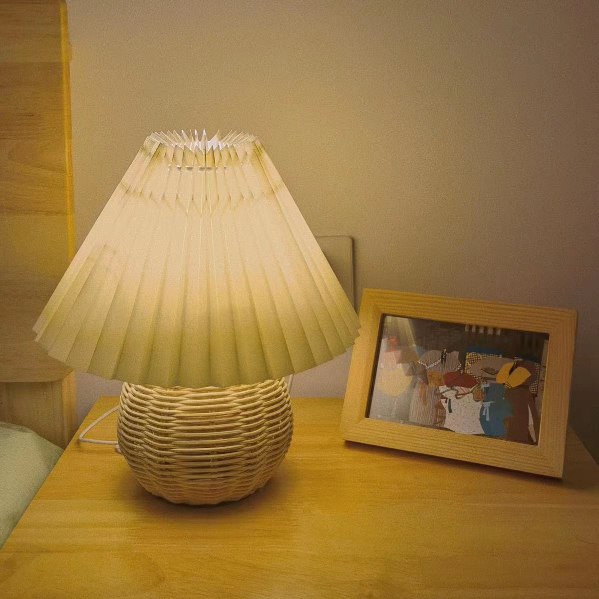 Ravuena borðlampi úr plíseruðu rattan