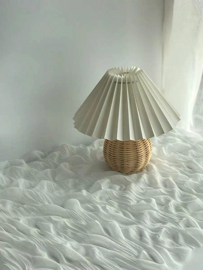 Ravuena borðlampi úr plíseruðu rattan