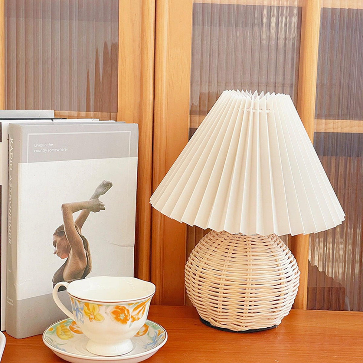 Ravuena borðlampi úr plíseruðu rattan