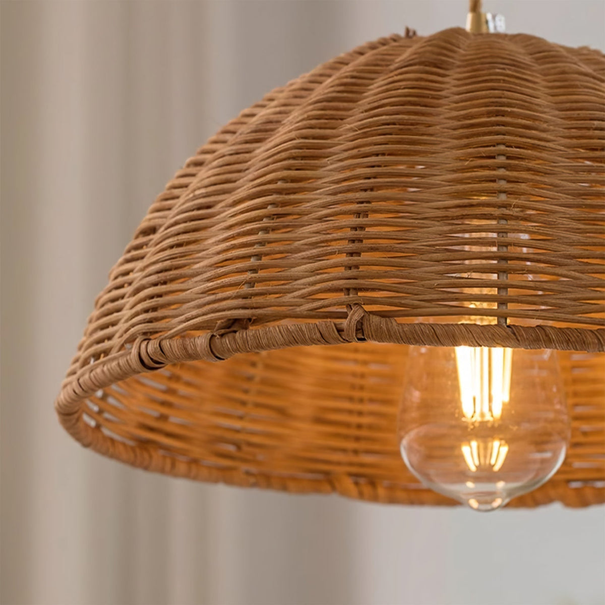 Pendel med rattanskærm og metalstel, kegleformet, naturlig minimalistisk