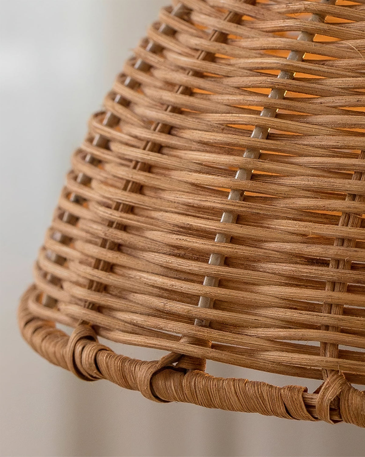 Pendel med rattanskærm og metalstel, kegleformet, naturlig minimalistisk