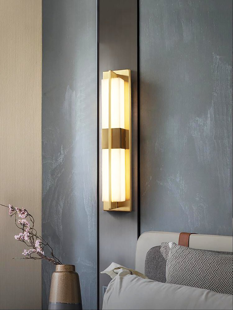 Laxor væglampe i alabaster og messing