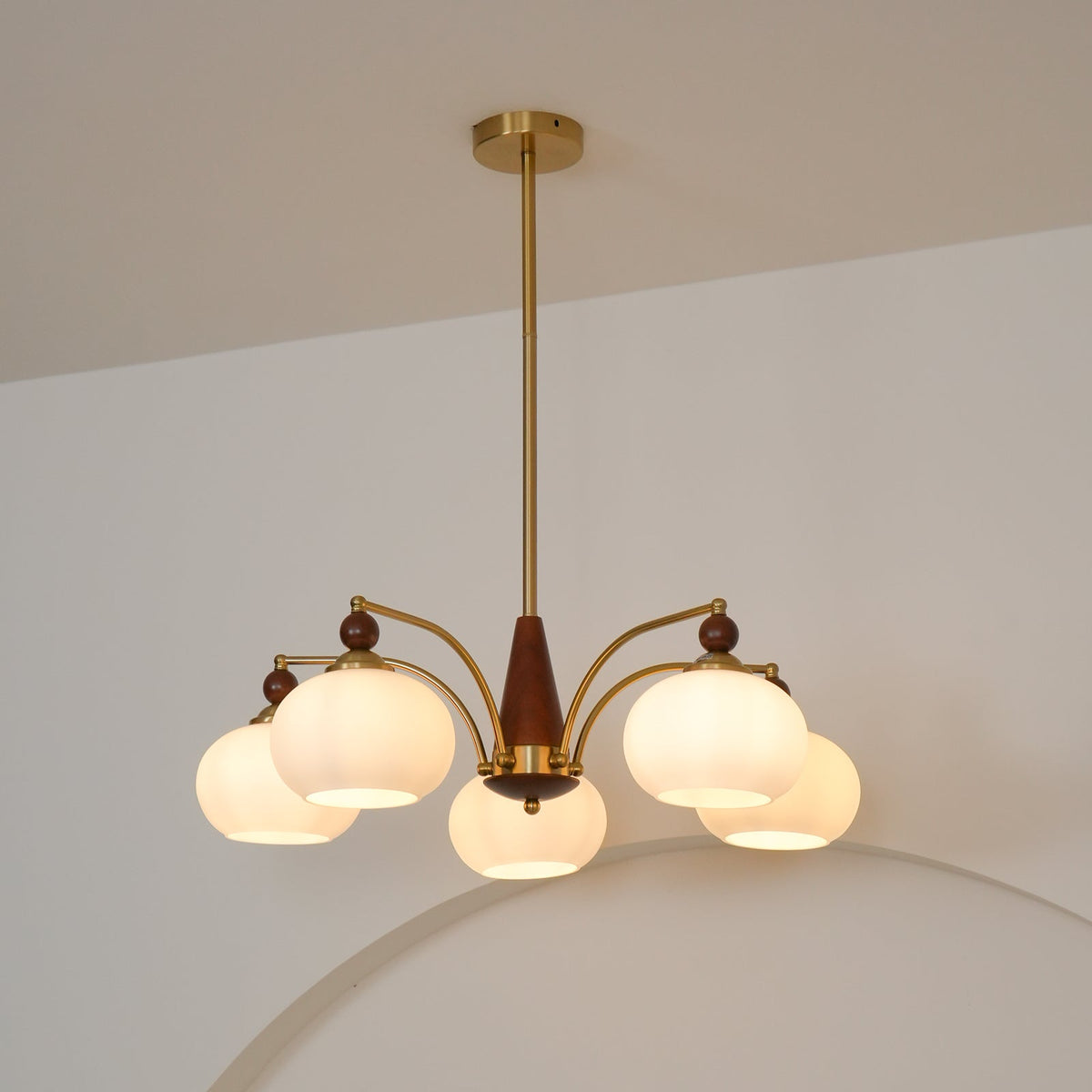 Vevely retro-pendellampe i gult glas og messing