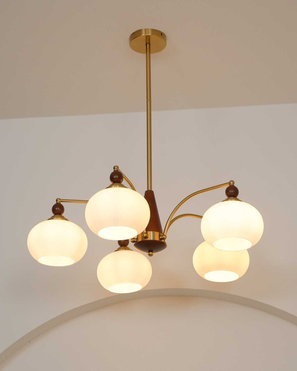 Vevely retro-pendellampe i gult glas og messing