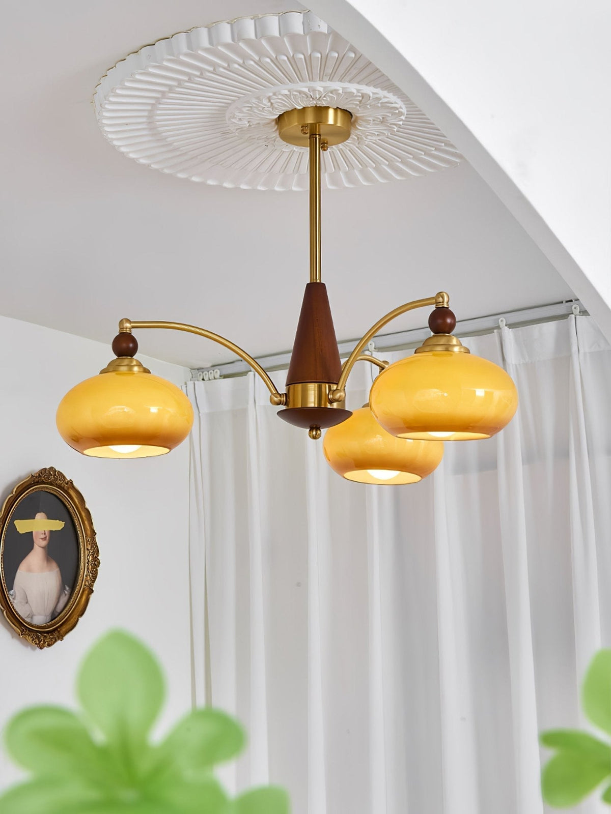 Vevely retro-pendellampe i gult glas og messing