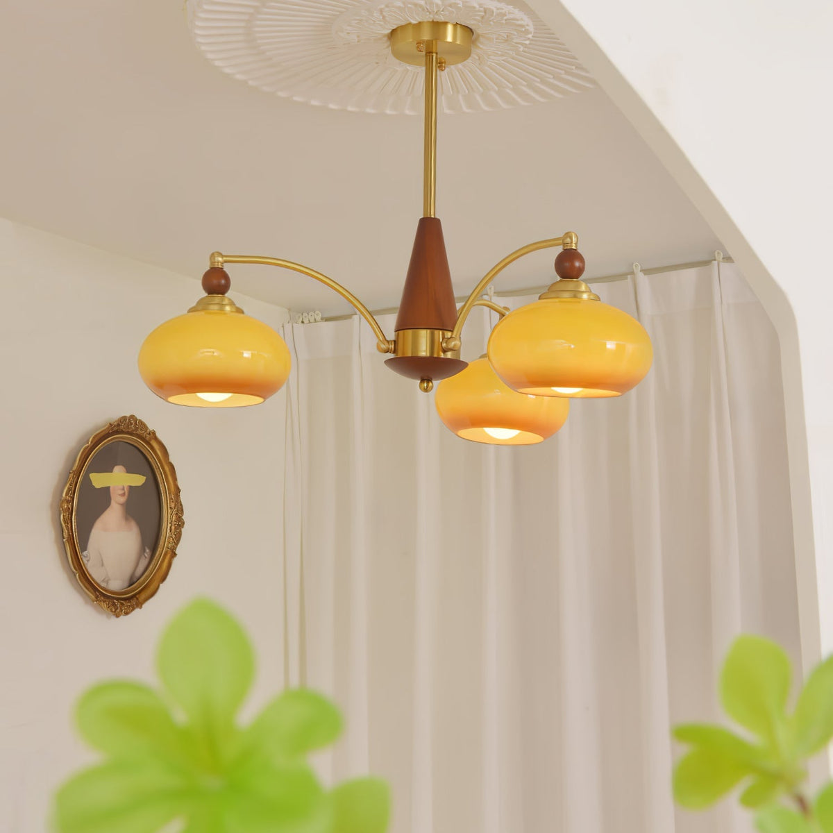 Vevely retro-pendellampe i gult glas og messing