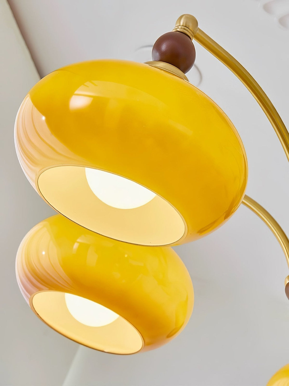 Vevely retro-pendellampe i gult glas og messing
