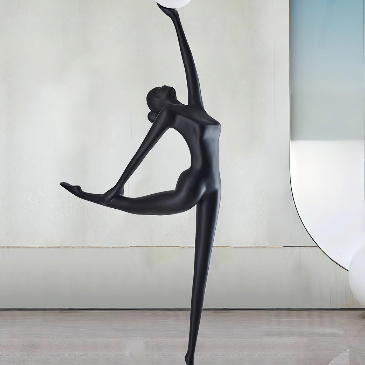 Lyrielle ballerina-gulvlampe i sort