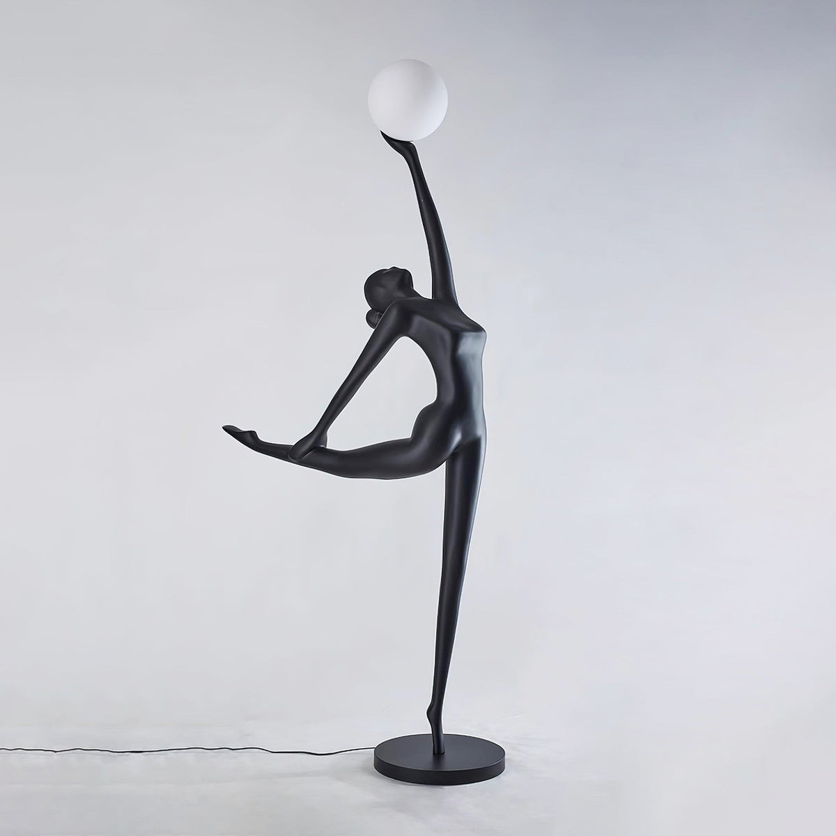 Lyrielle ballerina-gulvlampe i sort
