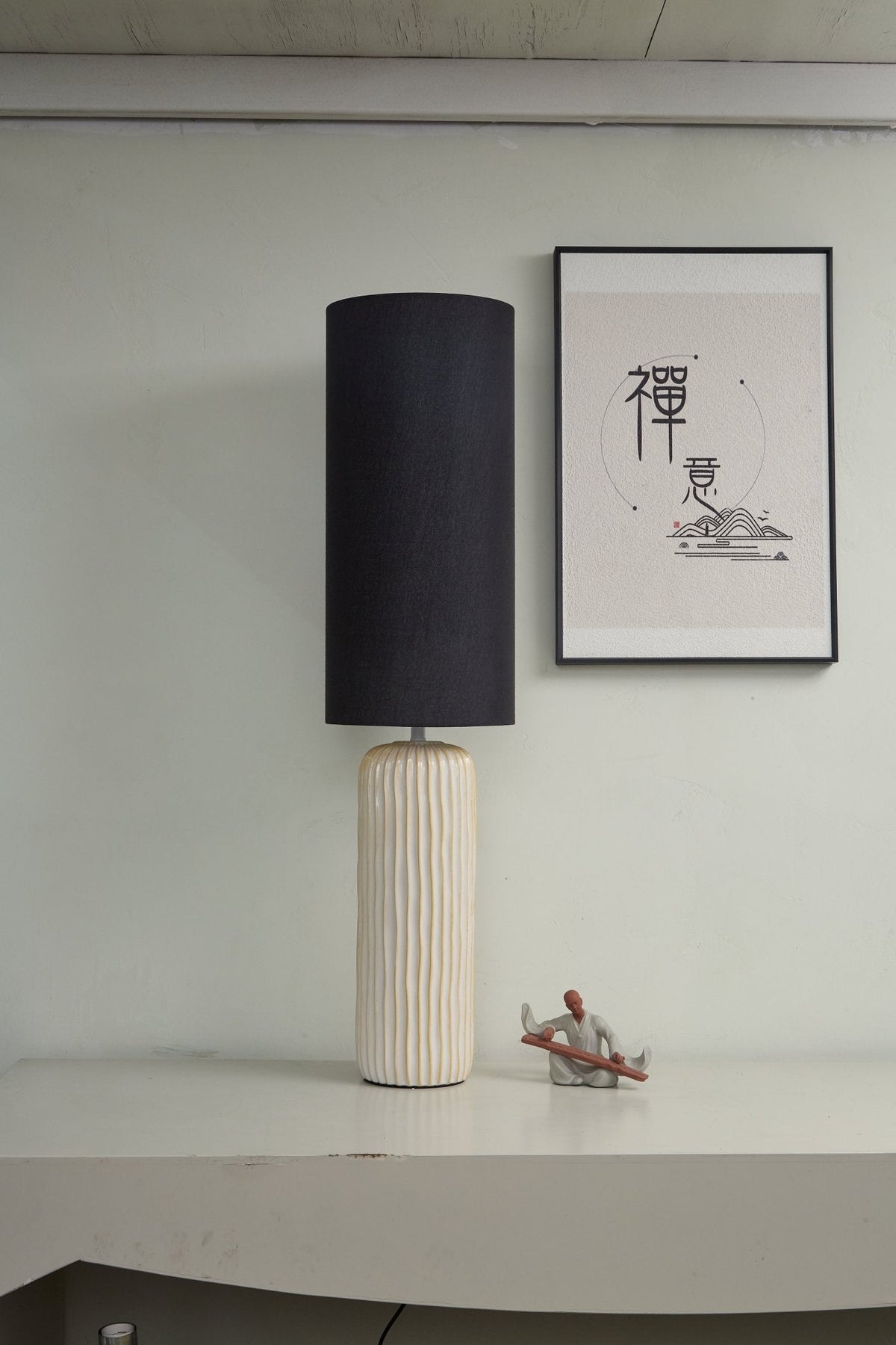 Bordlampe med riflet keramisk søjle