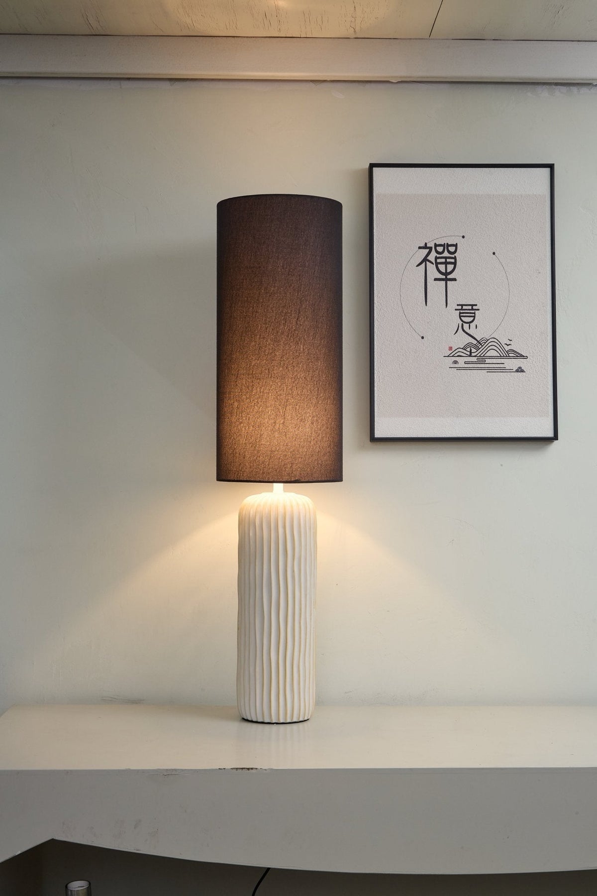 Bordlampe med riflet keramisk søjle