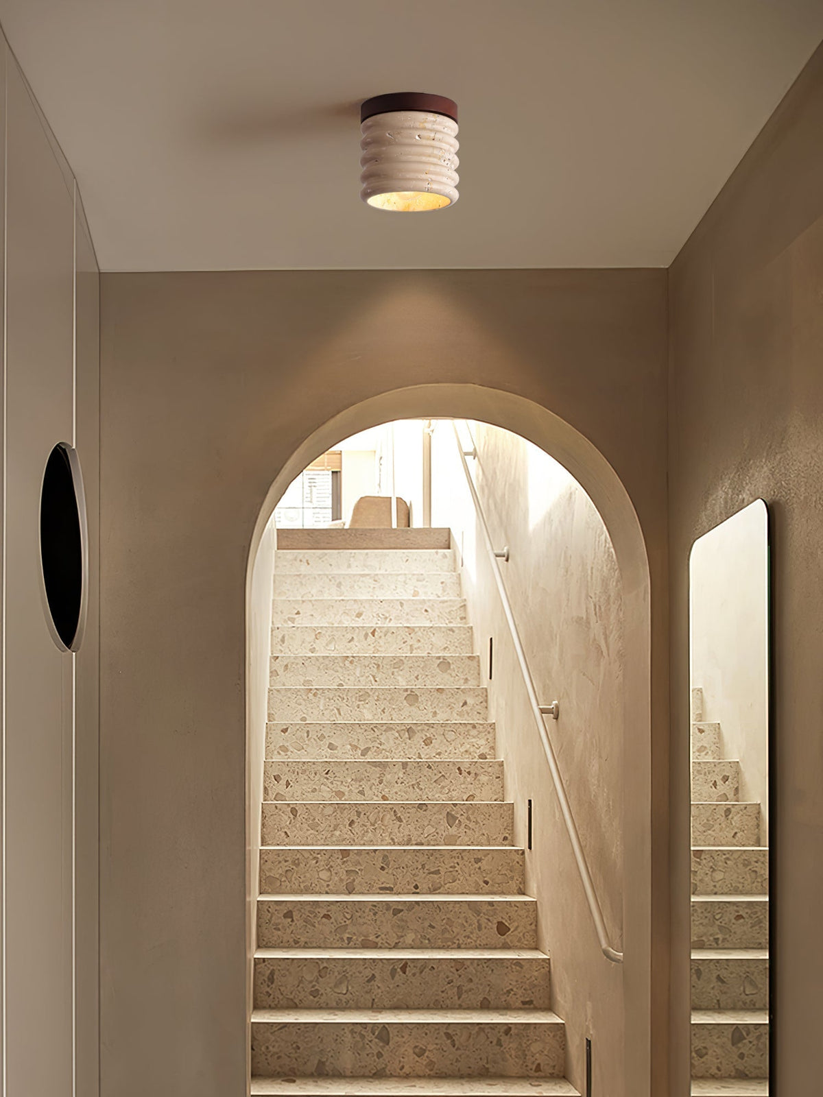 Vomaran cylindrisk loftslampe i rillet travertin