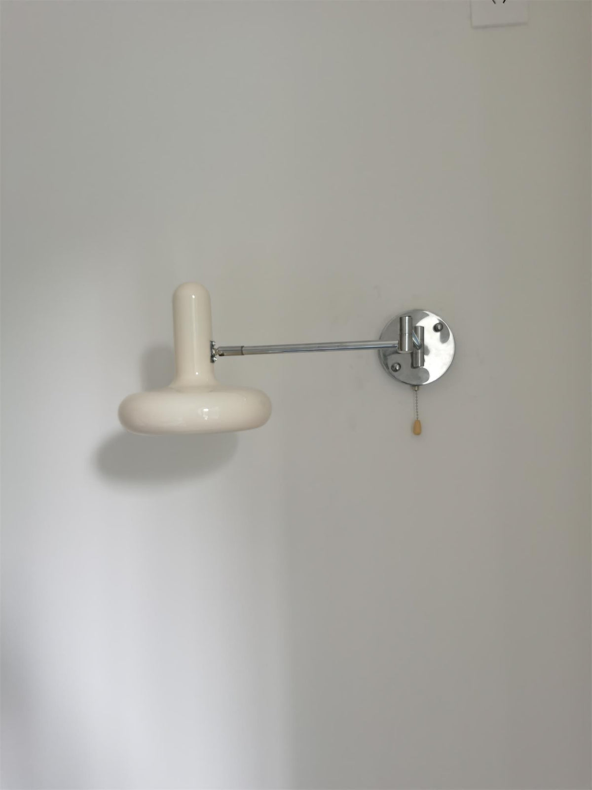 Ferinielle nordisk konstnärlig vägglampa i metall