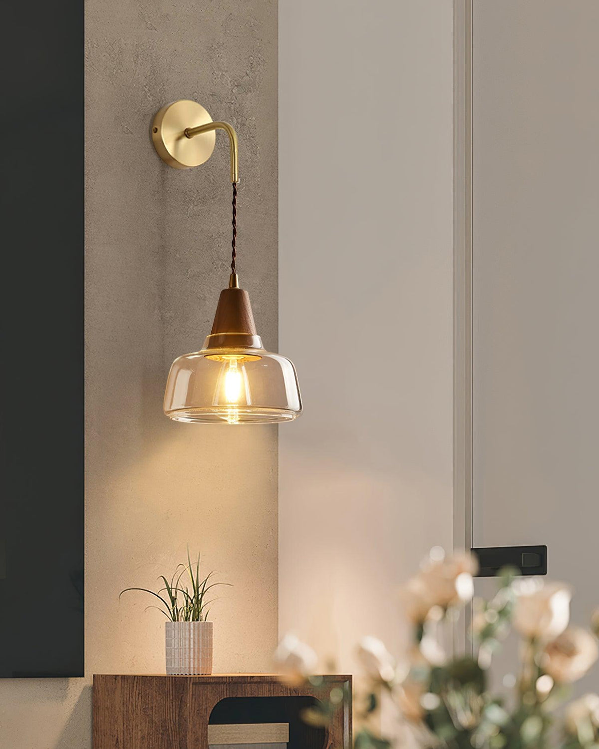 Væglampe med ravfarvet glasskærm, tilspidset valnøddetræsdetalje og blødt lys, moderne