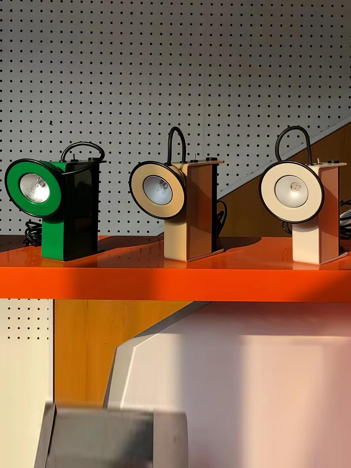 Clavon futuristinen pöytävalaisin