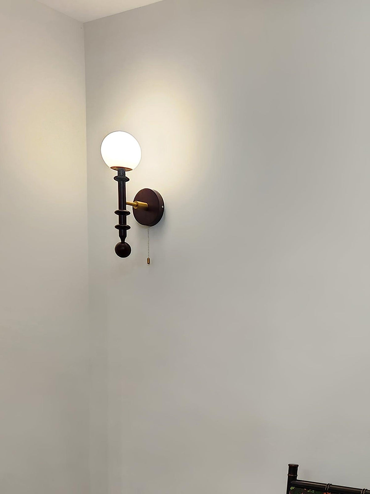 Candeeiro de parede elegante em vidro e madeira com coluna romana Elmiror