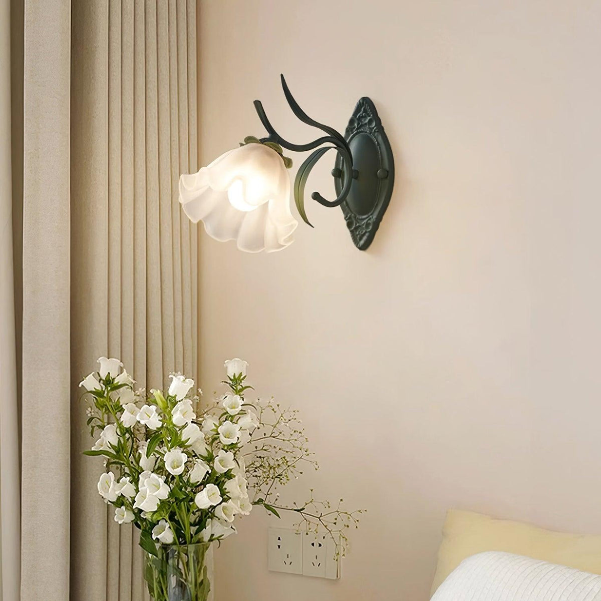 Wall Lamp Vintage Floral Glass Shade for Bedroom and Living Room